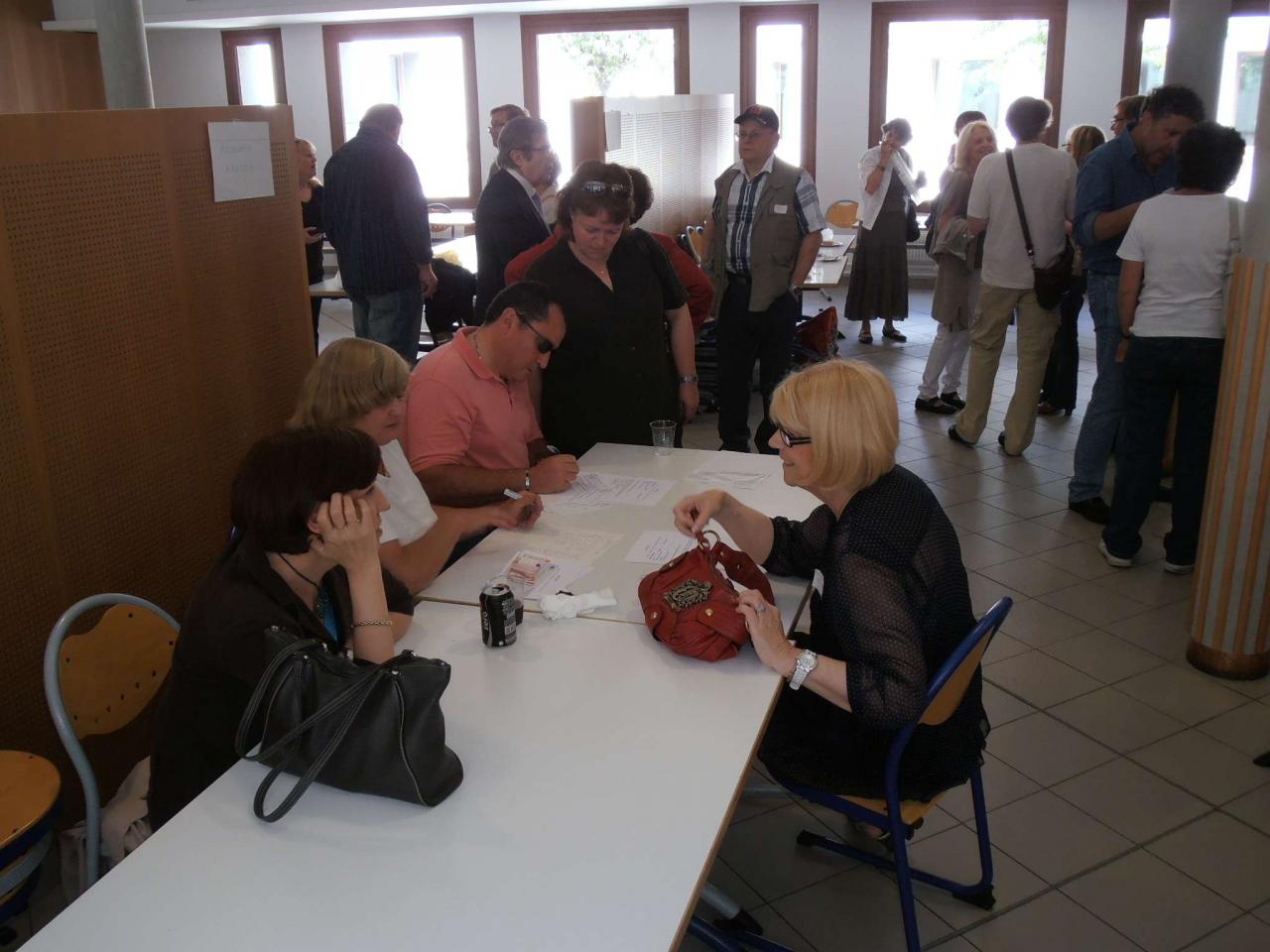 Catherine et Corinne recueillent les adhésions