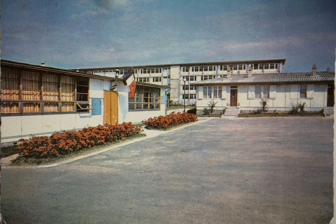 Carte postale de notre lycée dans les années 70.