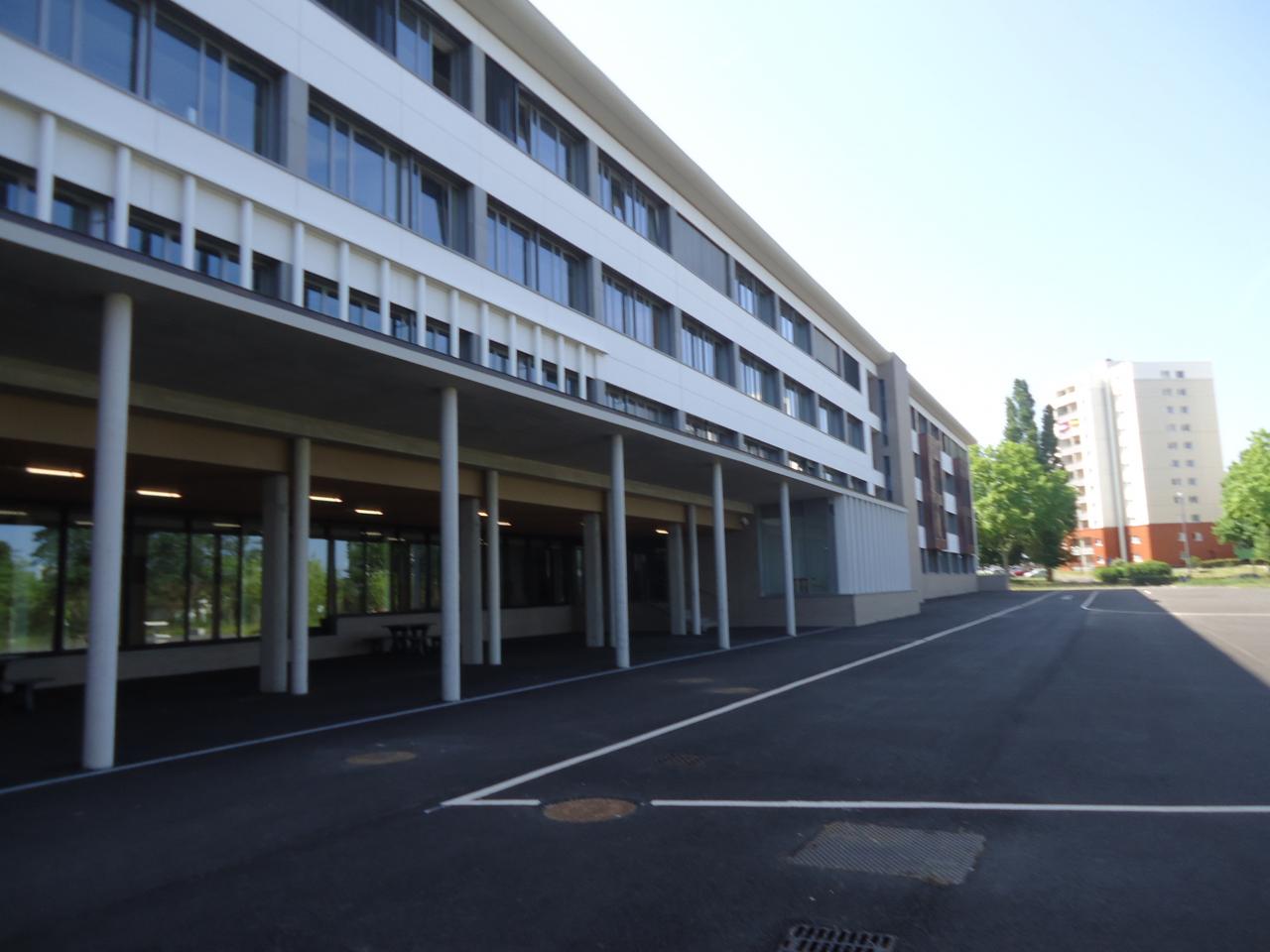 Construit pour remplacer les baraquements, le bâtiment a bien changé!