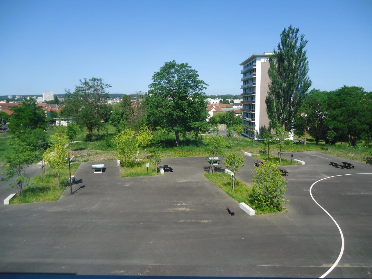 La cour... au fond le bâtiment de fonction.