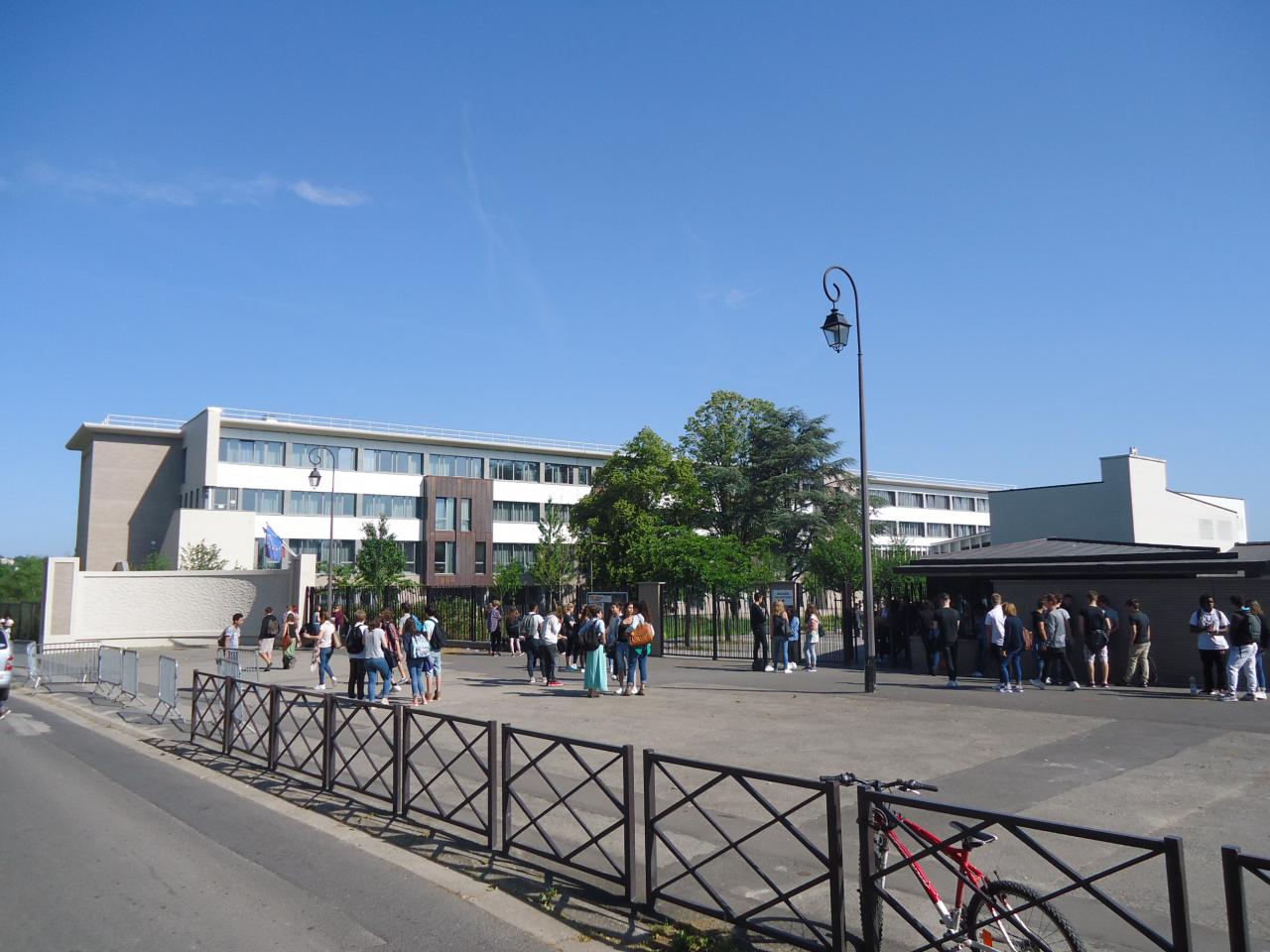 Entrée du Lycée. Bâtiments rénovés.