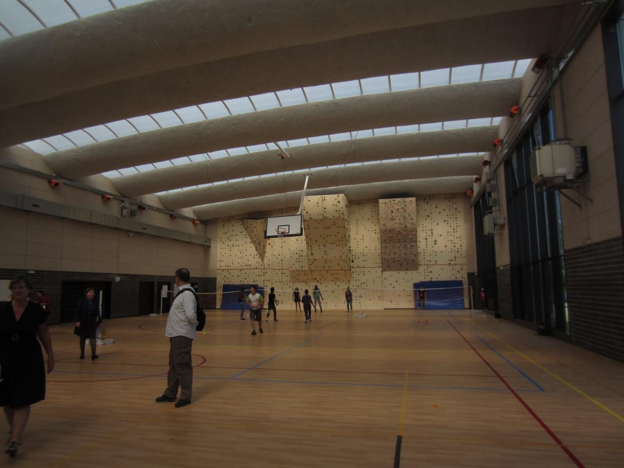 Le gymnase magnifique avec un mur d'escalade au fond!