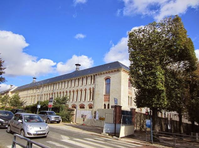 Lycée Lakanal, face au Château.