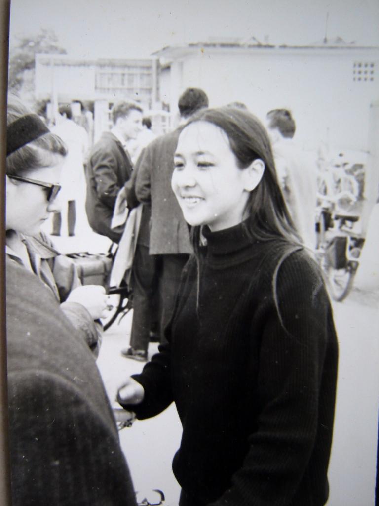 Devant le lycée. Marie-Laure Balmès et Mireille Foucard.