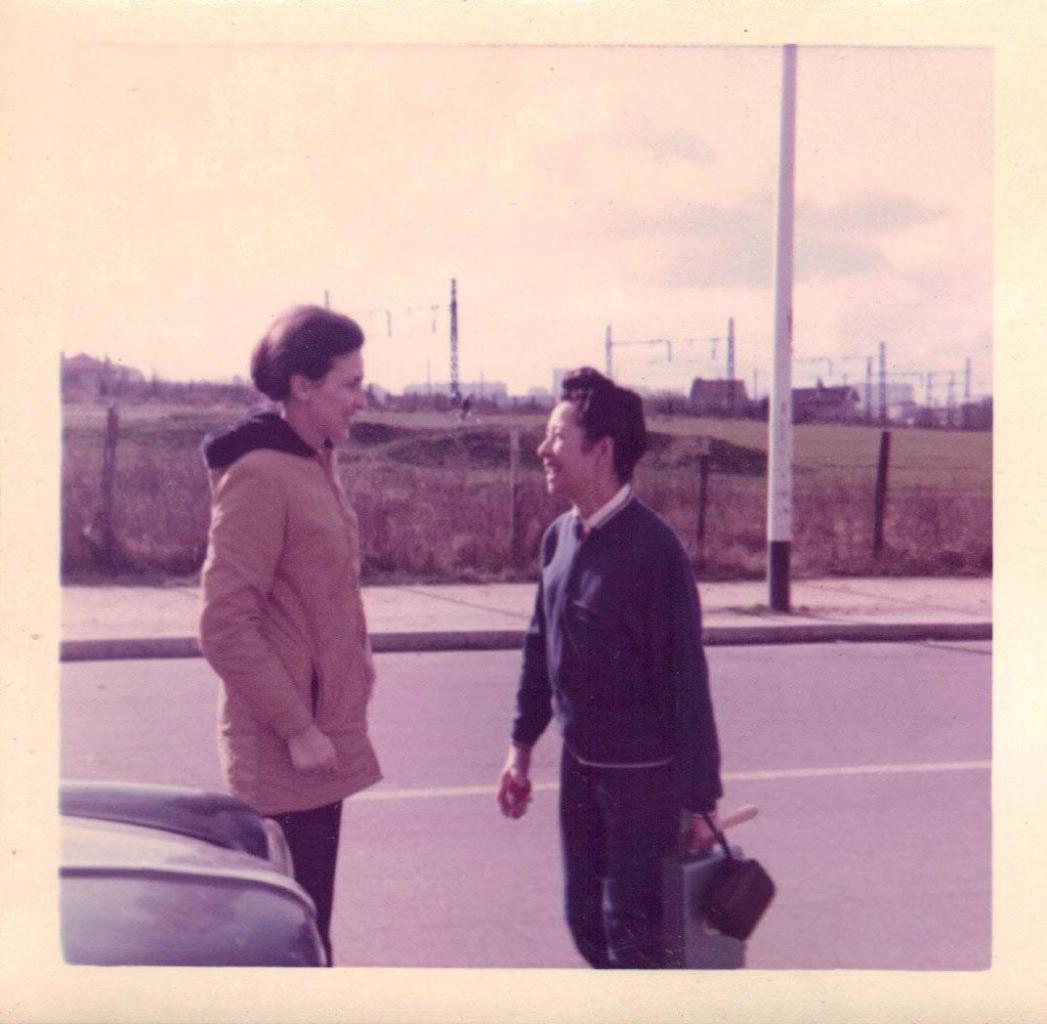 Devant le Lycée. Mme Lomadzé en 1973