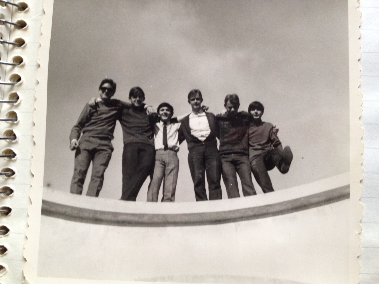 Six garçons sur le toit de l'Aumônerie!