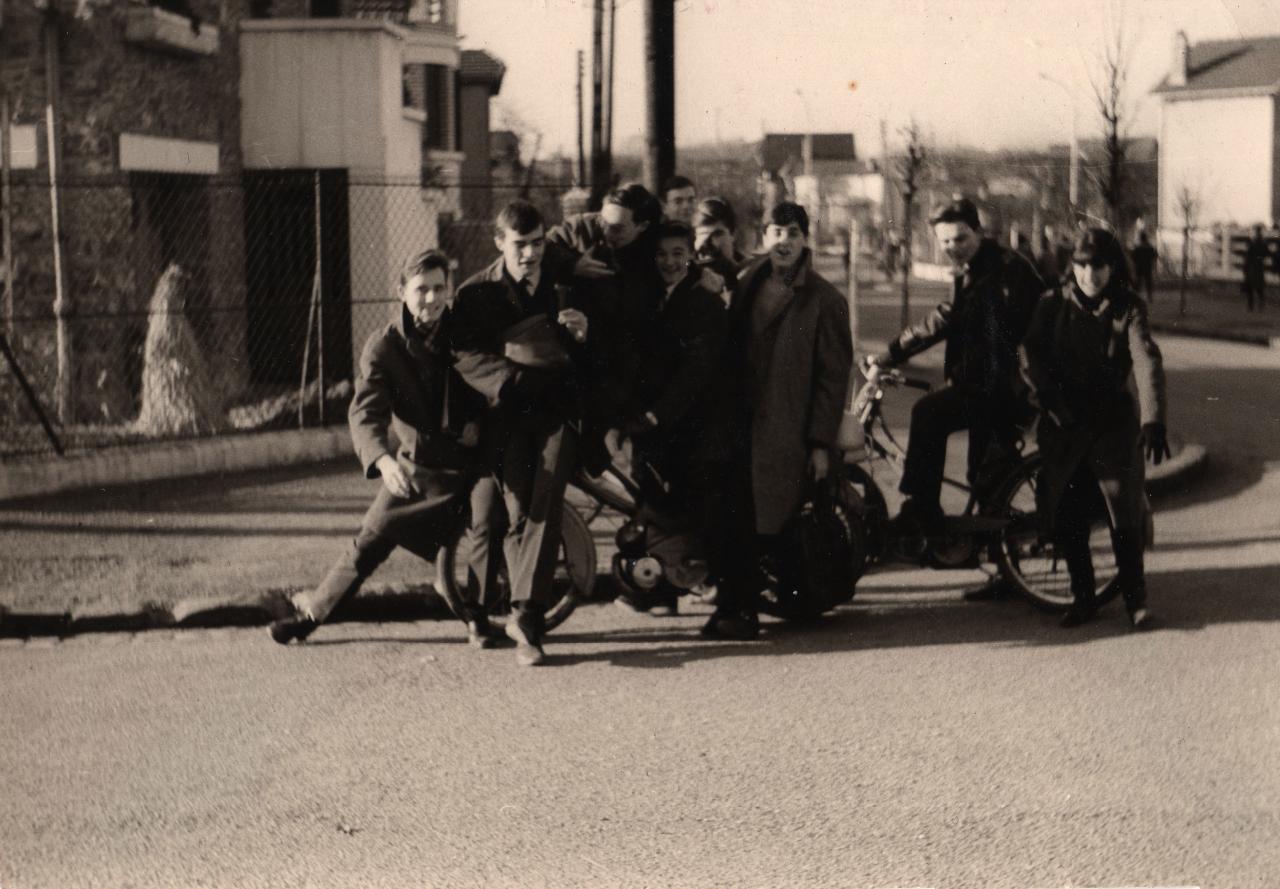 Sortie du lycée, février 1964