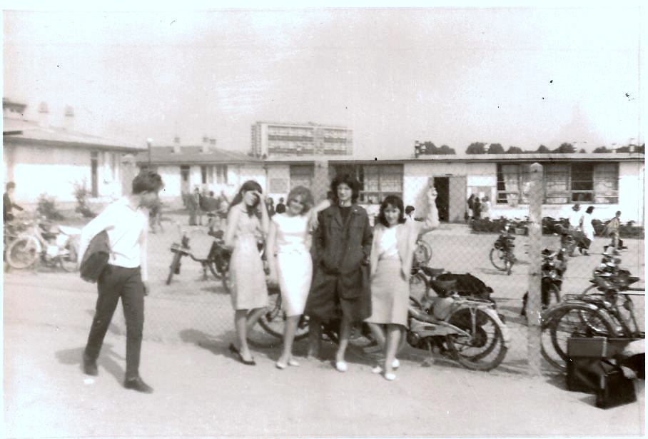 Devant le Lycée en 1964. Photo Yvette Sabbah.